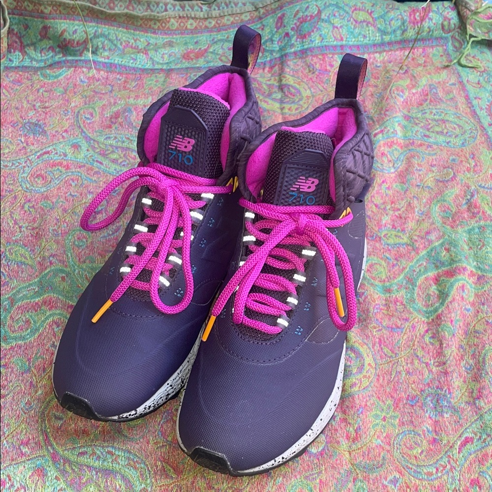 New Balance 710 SZ 7.5 Women's Purple Athletic Hiking Boots with Pink Laces EUC!